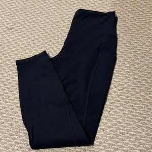 Lululemon black aligns with pockets 6
